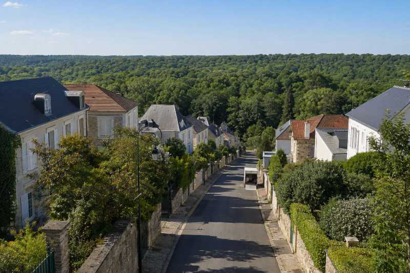 Gants de manutention en cuir posés sur un muret en pierre meulière, poussière de plâtre